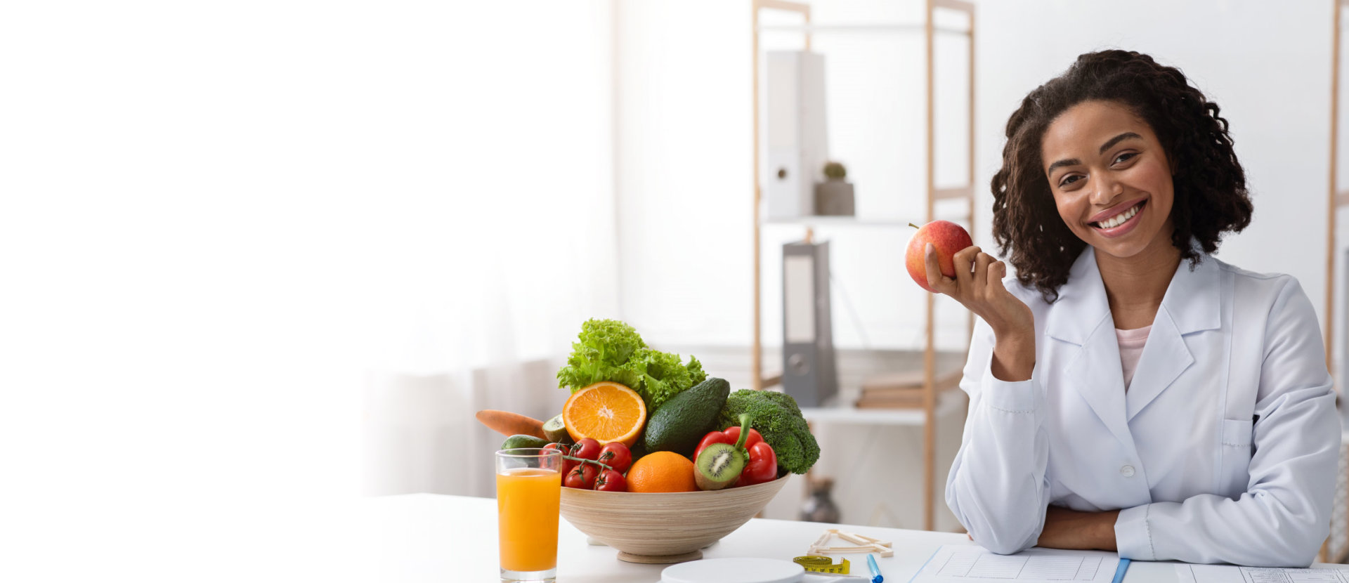 woman eating fruits