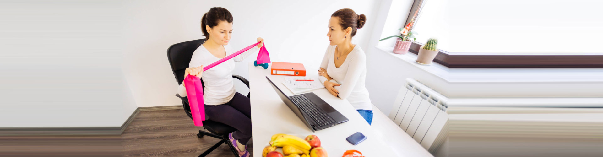 woman talking to a nutritionist